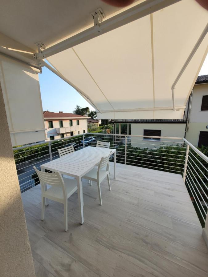 Garda View - Nuovo Appartamento Con Solarium Vista Lago Bagian luar foto