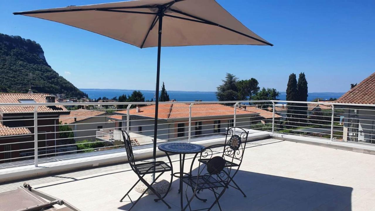 Garda View - Nuovo Appartamento Con Solarium Vista Lago Bagian luar foto
